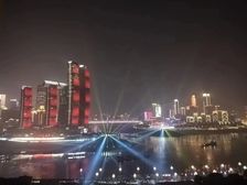 正看来福士两江交汇景点 阳光100国际新城 业主说出钱就卖