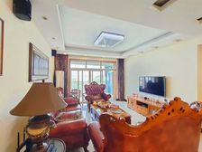 户型大,采光好,出行方便,出门就是公交站,大阳台