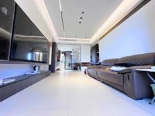 业主有重新装修过,房子很漂亮、目前业主自己在住。