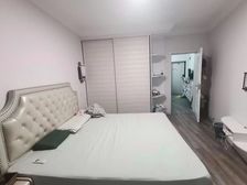 近公交71路,中间楼层,采光好,精装修,南北通透,看房随时。