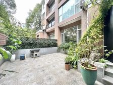 点进来看,点章图像,带80平米大花园,此房外网没挂牌