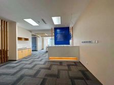 漕河泾锦和中心,1200平边套,带露台,全新装修,带家具。