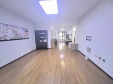 雍鑫莱景园 楼龄新 居住密度低 购物方便 车位充足 双卫格局