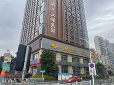 小区主出入口第二间双门头,业态不限,可以接天然气,临学校地铁