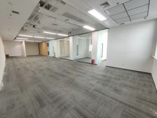 来广营望京诚盈中心办公室240平精装5个正对电梯楼下地铁