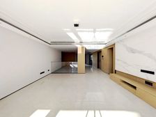 小区中间位置 南北4房 一楼带院子