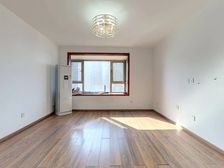 金隅万科城一期次顶层,采光观景好,双卧客厅朝南,南向面