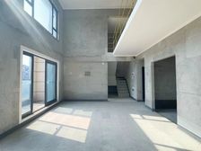 轻轨6号线曹家湾轻轨站带2个大露台100平 的屋顶花园