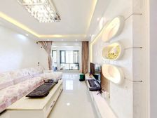 此房满五,双阳台,近地铁,出小区就是环湖公园。