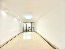 近医院 精装修 小三居 产权清晰 中间楼层采光好 购物方便