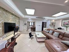 小区中心位置,大平层,中央空调加地暖,房东诚心置换,看中可谈