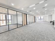八号线地铁口!低公摊!特价25!落地窗!全新装修!带家具