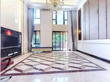 联排别墅端头位,三面花园,采光好,实用面积过千平,价格低