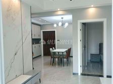 轻轨站附近,精装三房,门口有公交车站