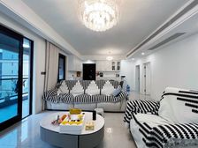 洋房,中高楼层,4室两厅双卫,很大阳台,采光相当好