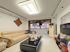 飞机户型大三房两卫 出门就是有轨电车 九年一贯伴您 诚售