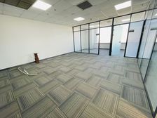 大东区甲级写字间 双地铁口旁 2加1格局 含票 停车方便