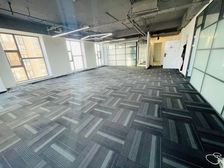 北陵公园地铁口旁 精装带隔断 300平 年租金12万