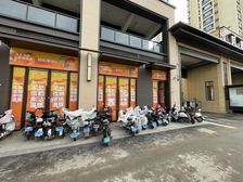 小区主大门口间,单价1开头,纯一层现铺,成熟社区