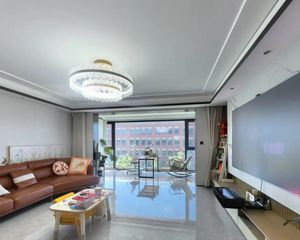 次新房精装修交付,全明户型,南北双阳台。