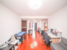 Lcm旁,南北通精装两房,有充电车位,不靠路