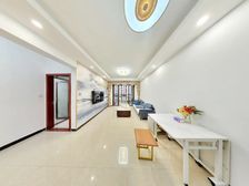 依云公馆中间楼层户型方正采光好送家具家电