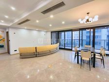 中央公园 洋房4室2卫 精装147平 横厅 超大阳台