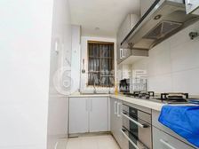 爱家豪庭南北通板式3房。小区停车位很充足,这个价格很亲民