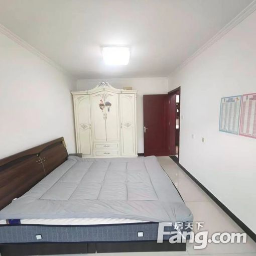 鑫园红山郡璟博苑绝不坑爹的1室朝南!房间都蛮大的哦!很不错