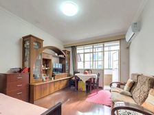 中间楼层,户型方正,小区环境优美,近地铁。