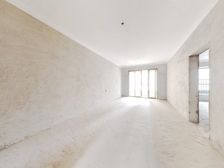 房子是中楼层、夹边套、视野开阔、三室两卫、急售!