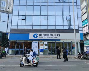 主城区地铁口,正对4A景区,银行承租,年收18万,租约稳定!
