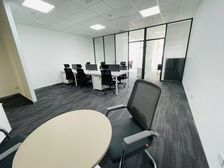 长白甲级写字间 地铁口旁 精装带隔断家具 免费会议室