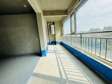 带车位 储藏室!史丹利四季长安,135平 大三室双卫!