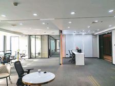 特价40 正对电梯西南朝向6间办公室30工位空调自控家具全配