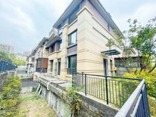 急售照母山 联排别墅端户 带双车位花园80 内圈位置