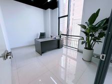 交通方便,地铁5,7,10号线的写字楼