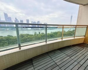 (业主急售 送车位)新城海滨花园 南北通透 精装修 看房方便