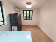 一楼,送天井跟花园,精华装修可以拎包入住看房随时