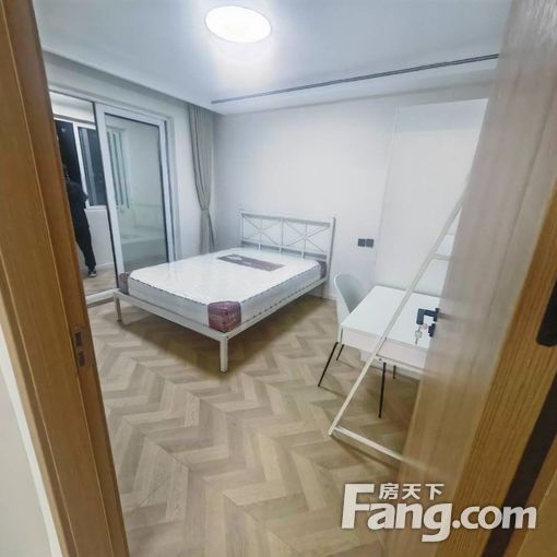 美兰湖地铁口 精装修家具齐全!!!!!