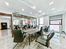 市图书馆地铁口 高区 精装带隔断家具 正对电梯 电动双开门