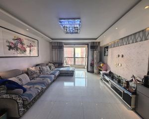 新保师九年,南北通透大三室,小区人车分流,环境优美,全天采光