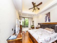 新上房东急售+人车分流+小区中心位置+带产权车位+随时看房!