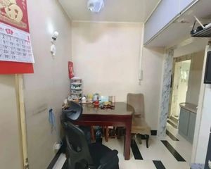 地铁口新上一梯三户 中间楼层 精装修 南北通两房 西边套全明