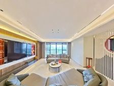 业主花了400万豪华装修的,看湖景很漂亮,拎包入住