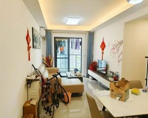 汽车小镇 诚心出售 价格可谈 送家私家电送车位 南向中高层