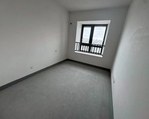 刚交付一天未住过人 电梯中层 户型佳 小区环境位置好的没的说