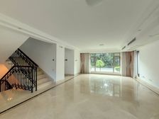 小区中轴线上正南北独栋,栋距宽,位置临花园