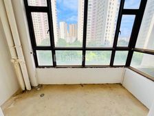 带200平 露台 商业配套成熟 出行方便 装修好 近医院
