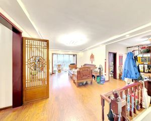 伟东一期 大套三带150平负一带院子 采光好 近地铁 可议